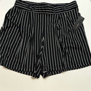 Robert Louis NWT black and white pinstripe shorts 1X